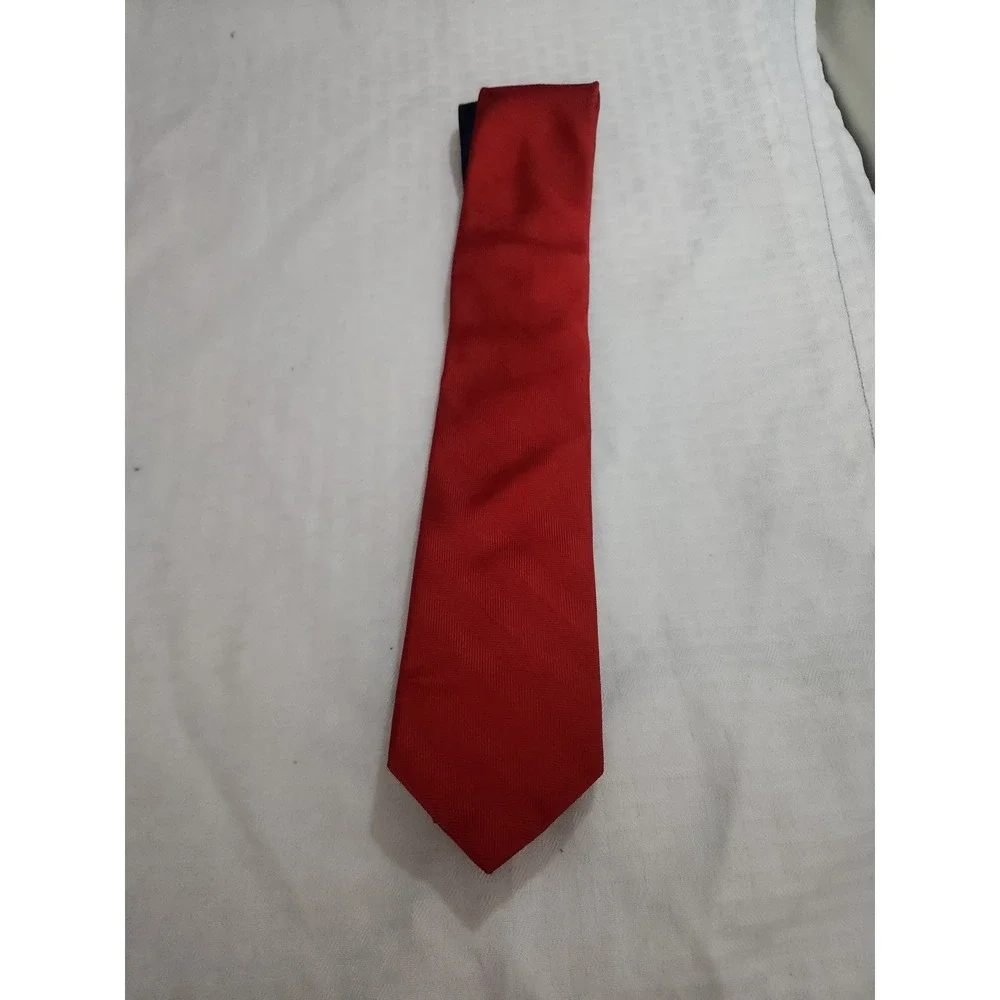 Roundtree & Yorke Slim Red Herringbone Silk Blend Necktie Mens Navy Tipping